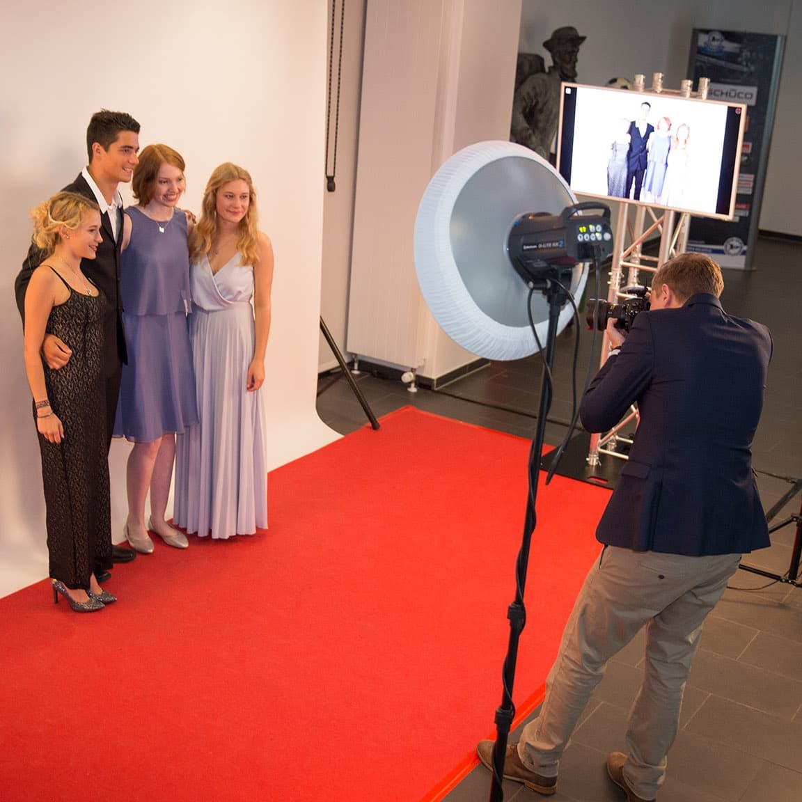 Fotoshooting: Mobiles Fotostudio, Studioblitze und roter Teppich