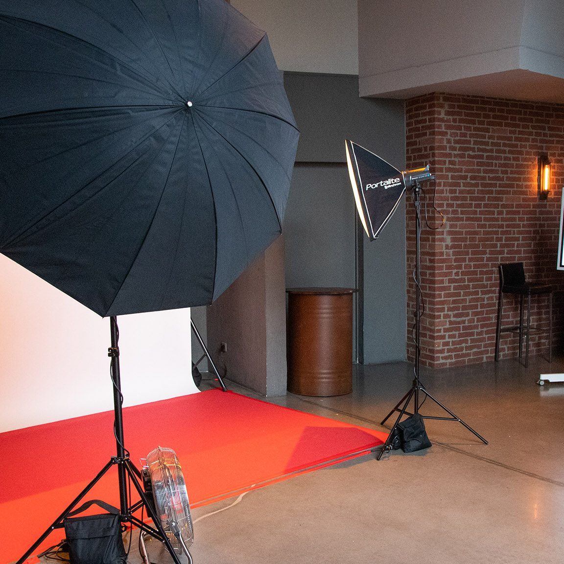 Fotoshooting: Mobiles Fotostudio, Studioblitze und roter Teppich