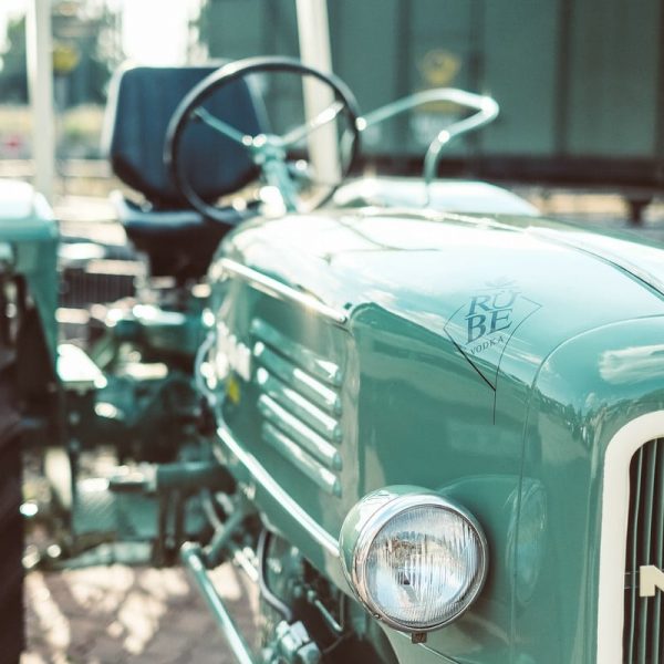 MAN Oldtimer Traktor mit RÜBE Vodka Branding